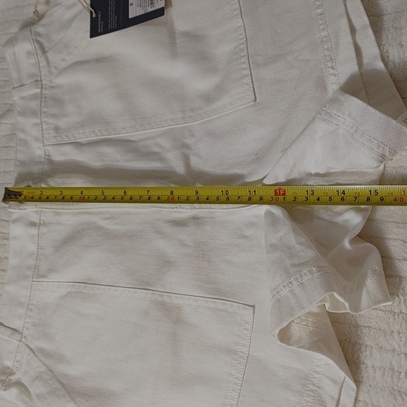 Universal tread four large large pockets white shorts size 8 NWT. - Picture 4 of 7